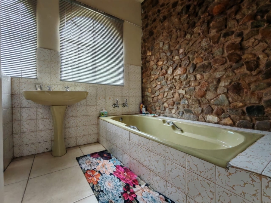 5 Bedroom Property for Sale in Glen Donald A H Gauteng