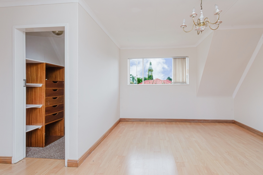 7 Bedroom Property for Sale in Greenside Gauteng