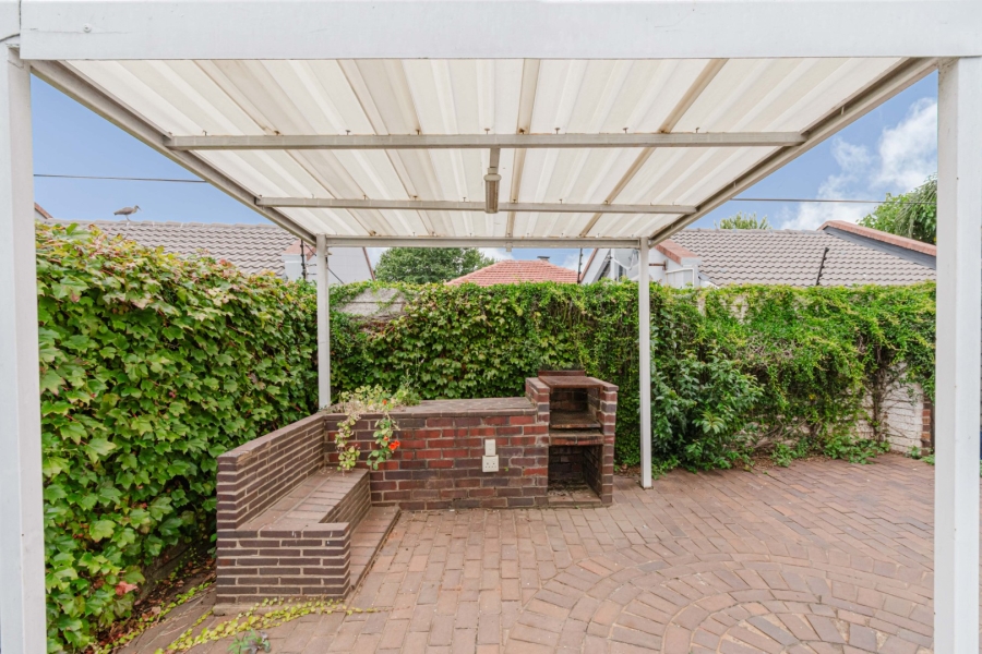 7 Bedroom Property for Sale in Greenside Gauteng