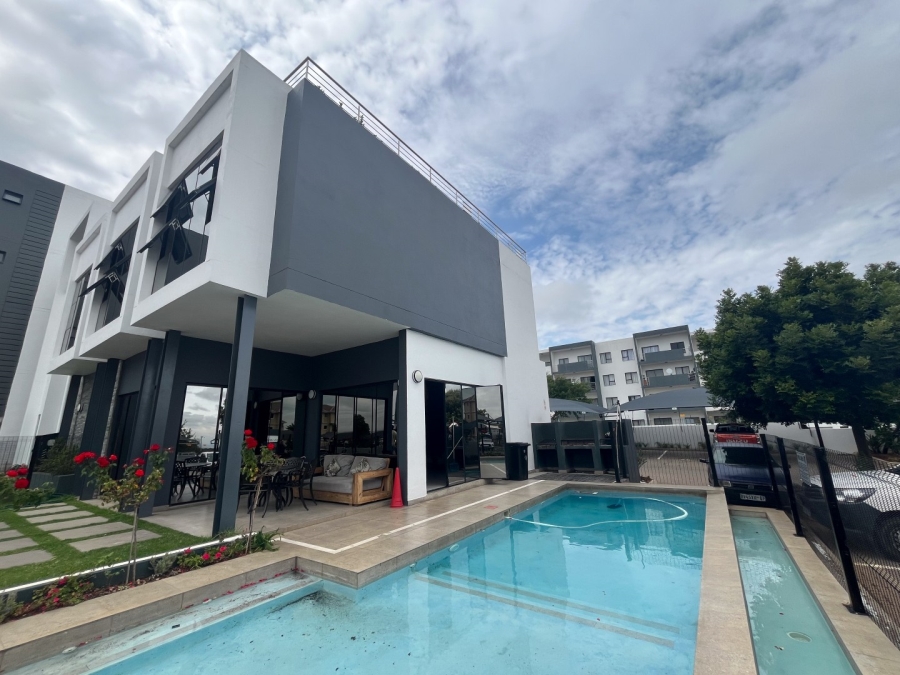 2 Bedroom Property for Sale in Erand Gardens Gauteng