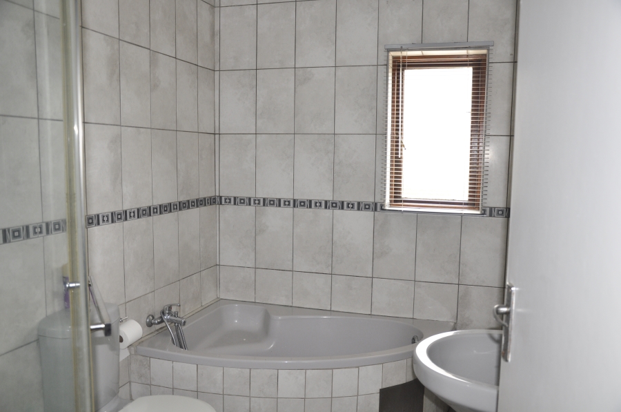 To Let 2 Bedroom Property for Rent in Noordwyk Gauteng