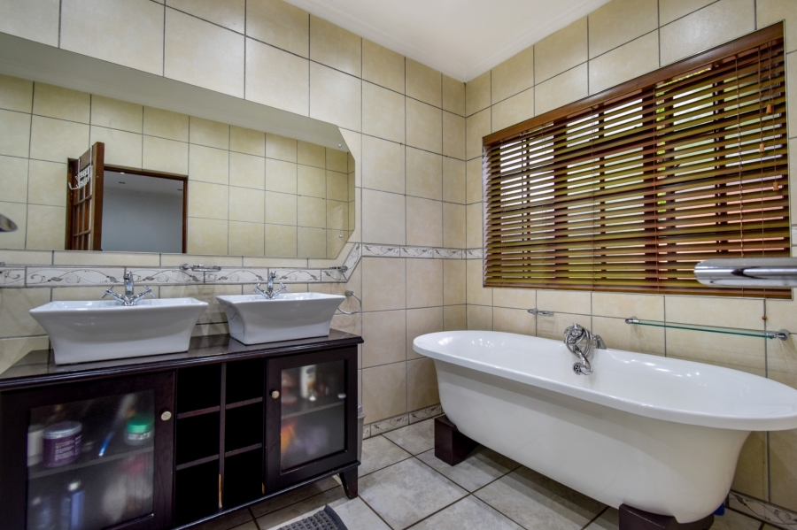 4 Bedroom Property for Sale in Garsfontein Gauteng