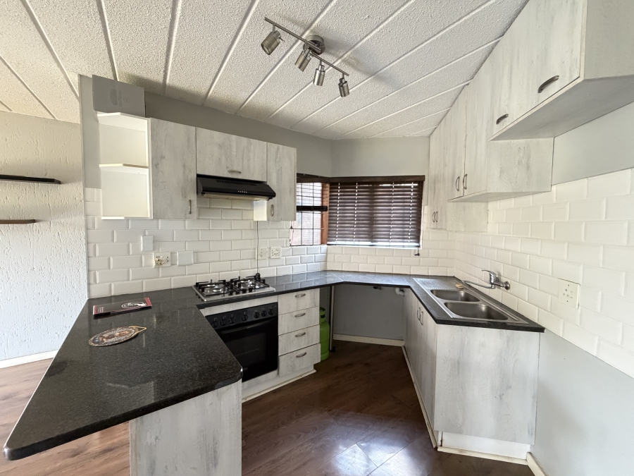 To Let 2 Bedroom Property for Rent in Glenvista Gauteng