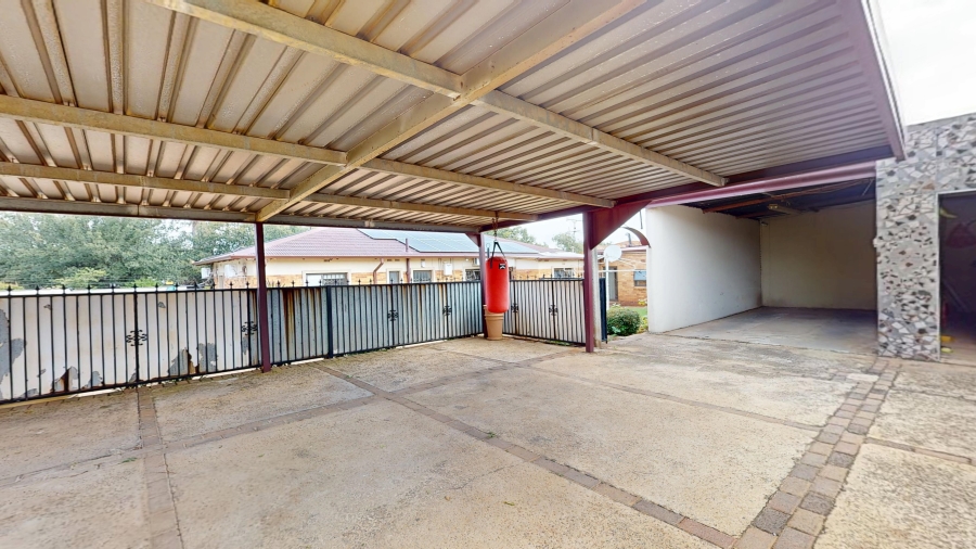 5 Bedroom Property for Sale in Primrose Hill Gauteng