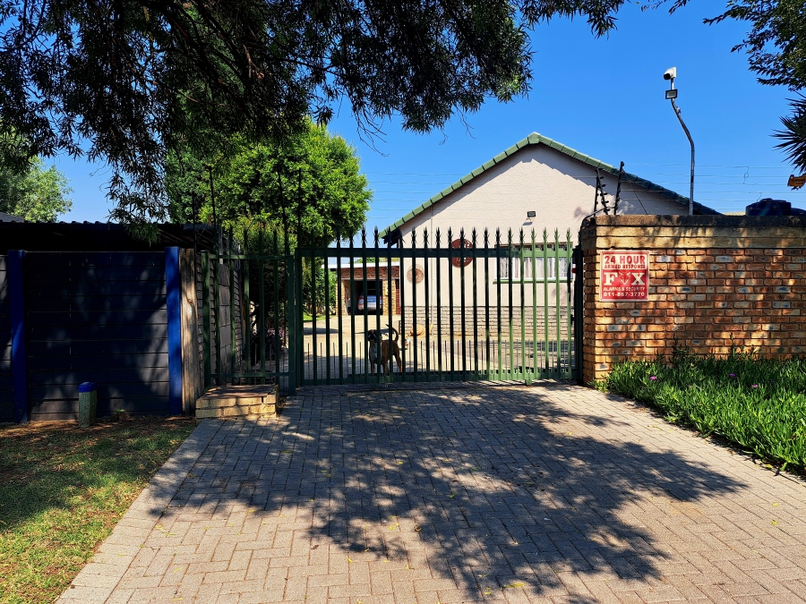 To Let 1 Bedroom Property for Rent in Brackenhurst Gauteng
