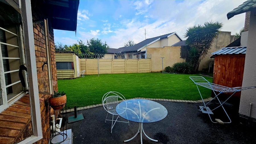 To Let 1 Bedroom Property for Rent in Brackenhurst Gauteng