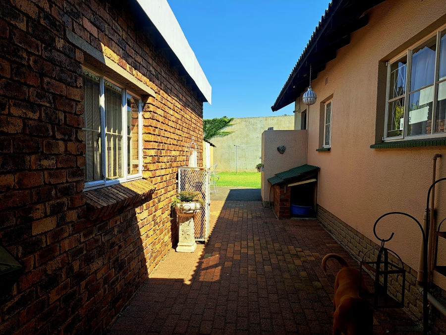 To Let 1 Bedroom Property for Rent in Brackenhurst Gauteng