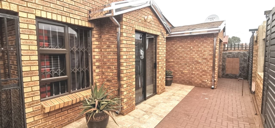2 Bedroom Property for Sale in Tokoza Gauteng