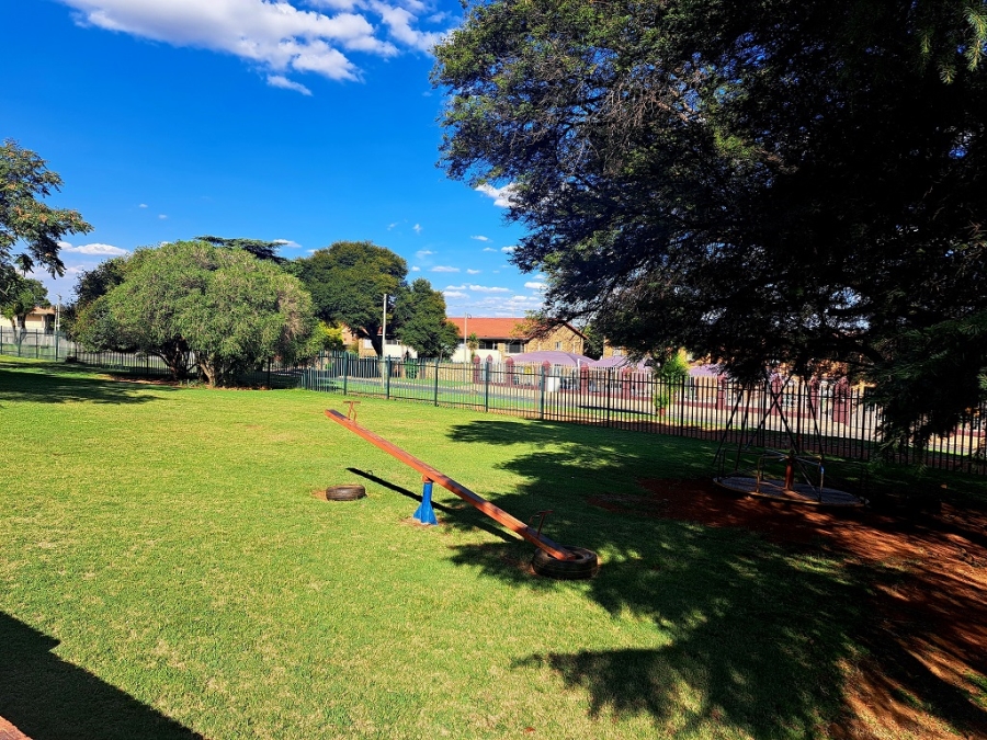 To Let 2 Bedroom Property for Rent in South Crest Gauteng