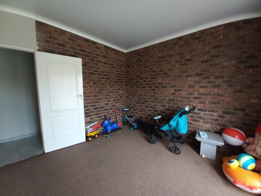 To Let 4 Bedroom Property for Rent in Sunair Park Gauteng