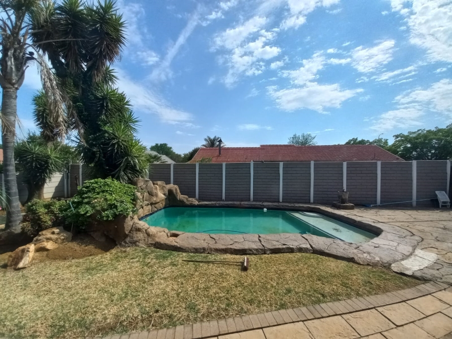 To Let 4 Bedroom Property for Rent in Sunair Park Gauteng