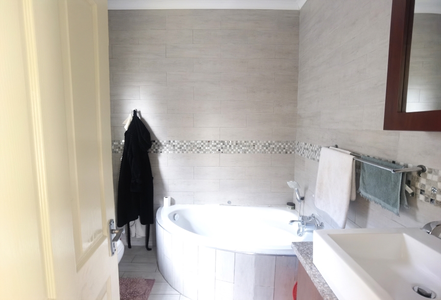 3 Bedroom Property for Sale in Summerfields Estate Gauteng