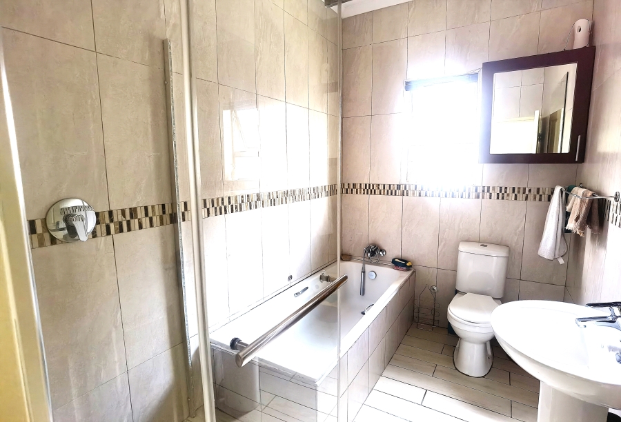 3 Bedroom Property for Sale in Summerfields Estate Gauteng
