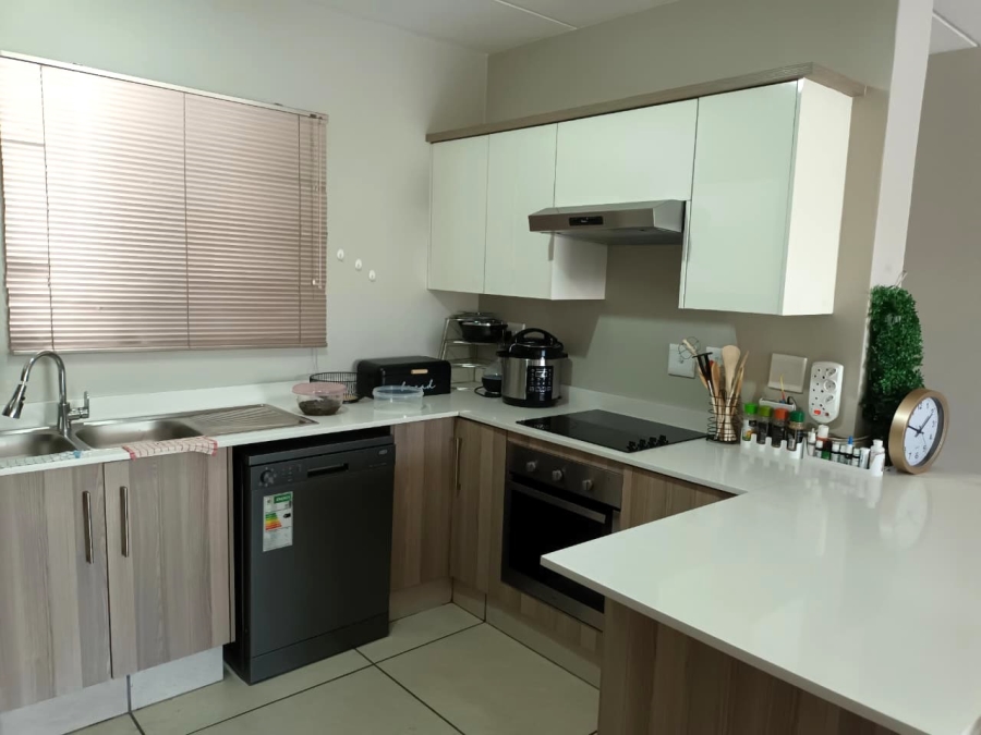 3 Bedroom Property for Sale in Die Hoewes Gauteng