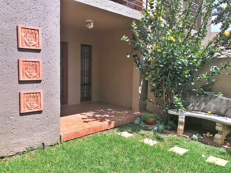 To Let 2 Bedroom Property for Rent in Woodmead Gauteng