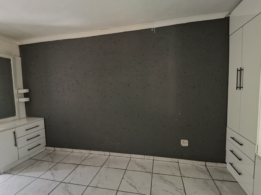 2 Bedroom Property for Sale in Bassonia Gauteng