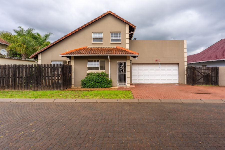 4 Bedroom Property for Sale in Broadacres Gauteng