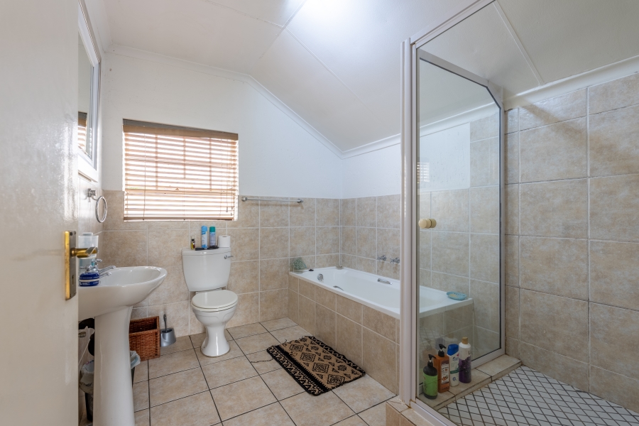 4 Bedroom Property for Sale in Broadacres Gauteng