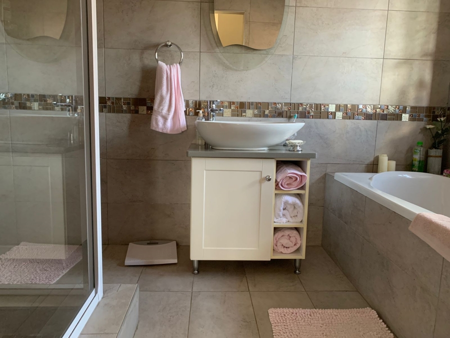 5 Bedroom Property for Sale in Greenhills Gauteng