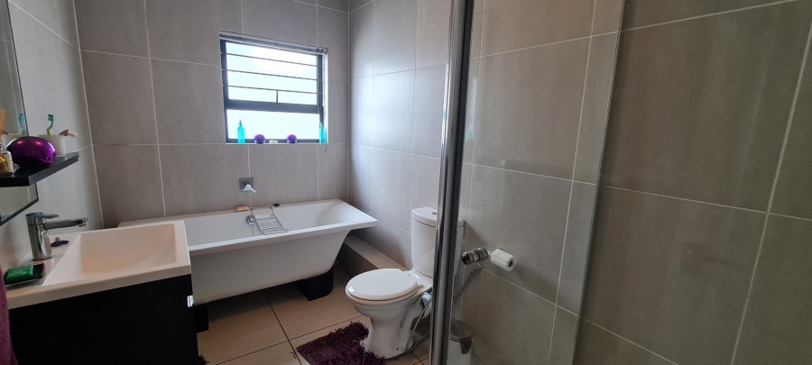 To Let 3 Bedroom Property for Rent in Greenstone Hill Gauteng