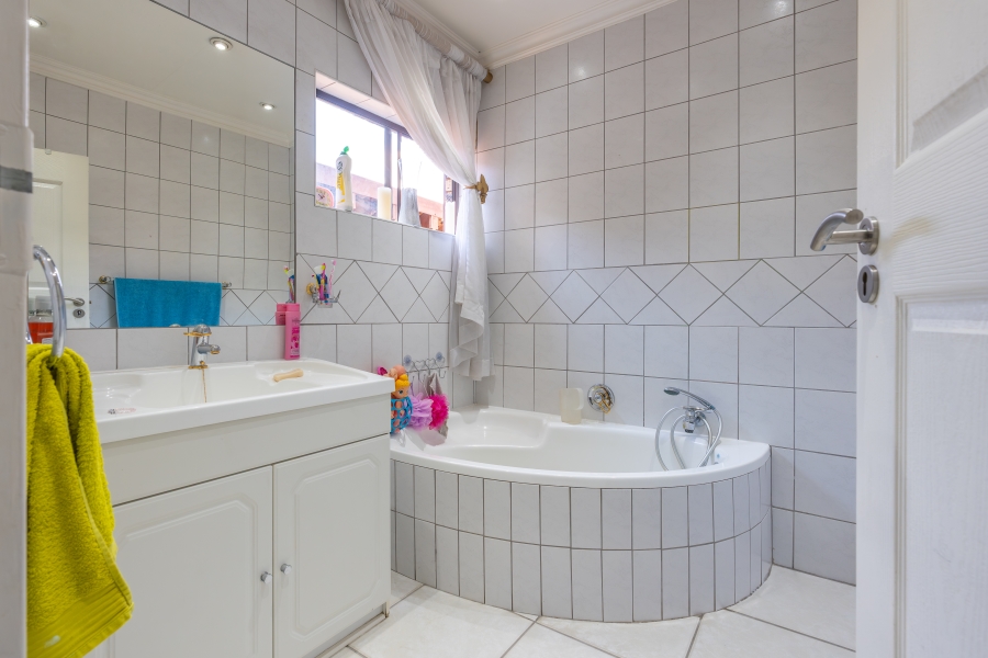 3 Bedroom Property for Sale in Magaliessig Gauteng