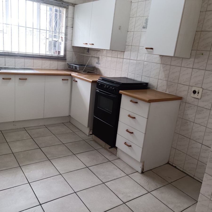 To Let 2 Bedroom Property for Rent in Linden Gauteng