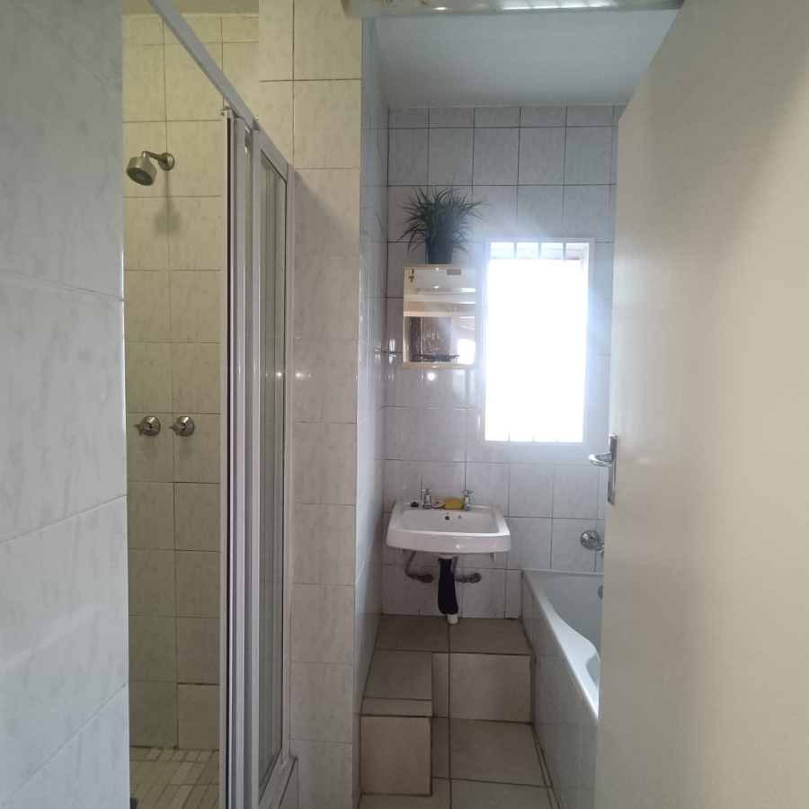 To Let 2 Bedroom Property for Rent in Linden Gauteng
