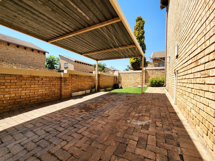 2 Bedroom Property for Sale in Wilgeheuwel Gauteng