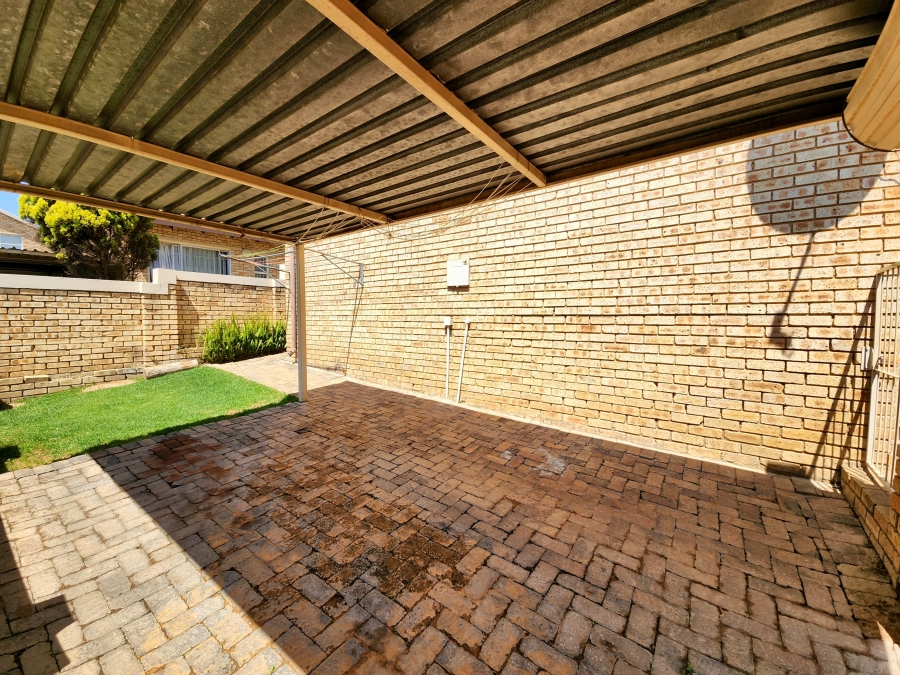 2 Bedroom Property for Sale in Wilgeheuwel Gauteng