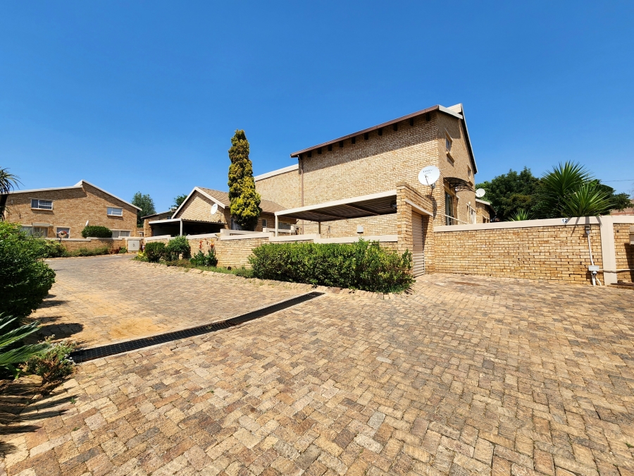 2 Bedroom Property for Sale in Wilgeheuwel Gauteng