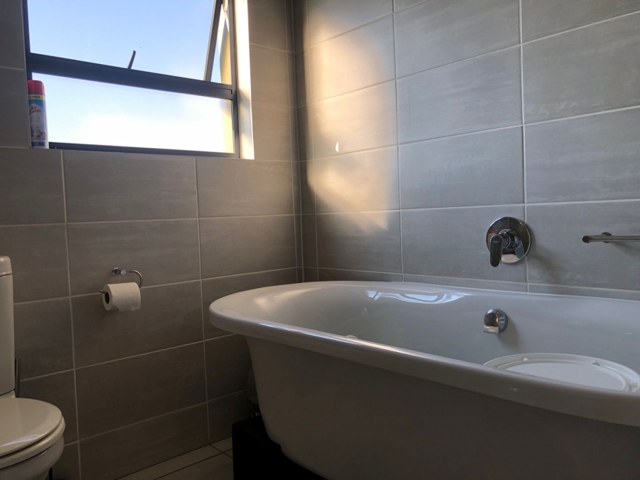 2 Bedroom Property for Sale in Waterfall Gauteng