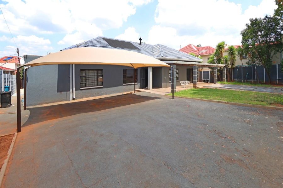 4 Bedroom Property for Sale in Cyrildene Gauteng