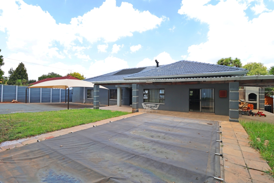 4 Bedroom Property for Sale in Cyrildene Gauteng