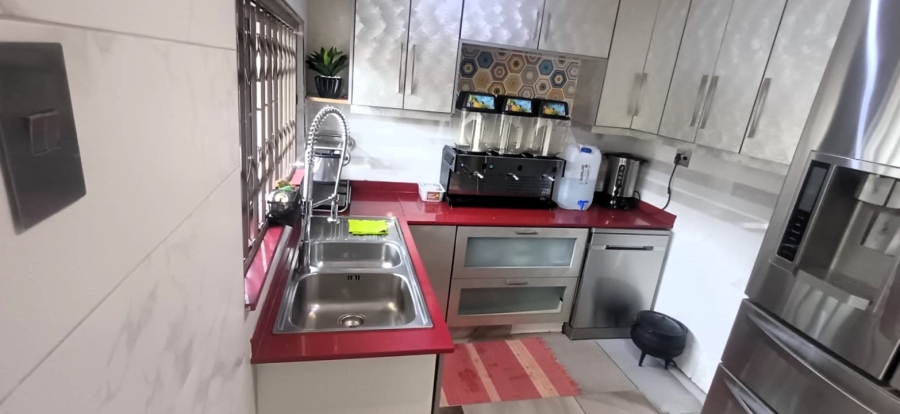 6 Bedroom Property for Sale in Raslouw Gauteng