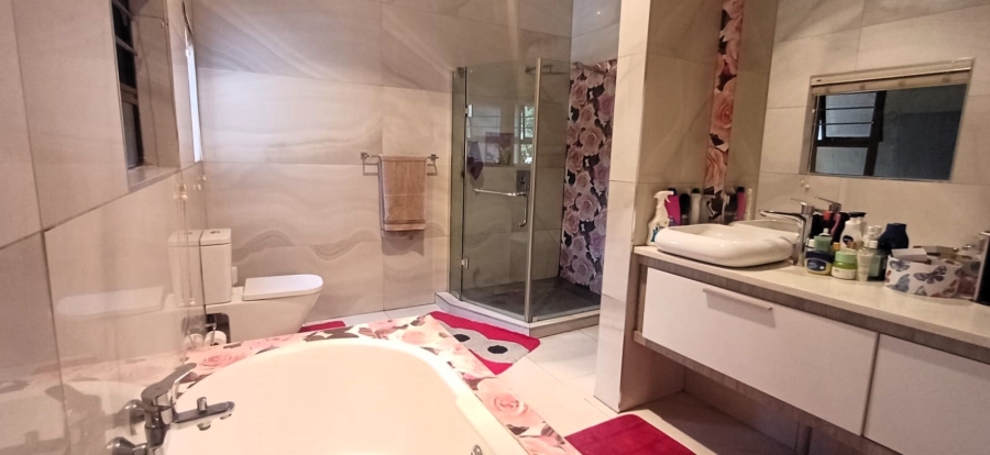 6 Bedroom Property for Sale in Raslouw Gauteng