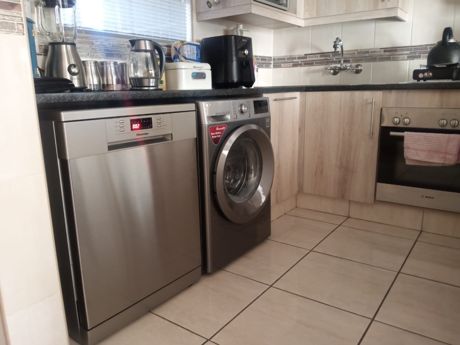2 Bedroom Property for Sale in Ravenswood Gauteng