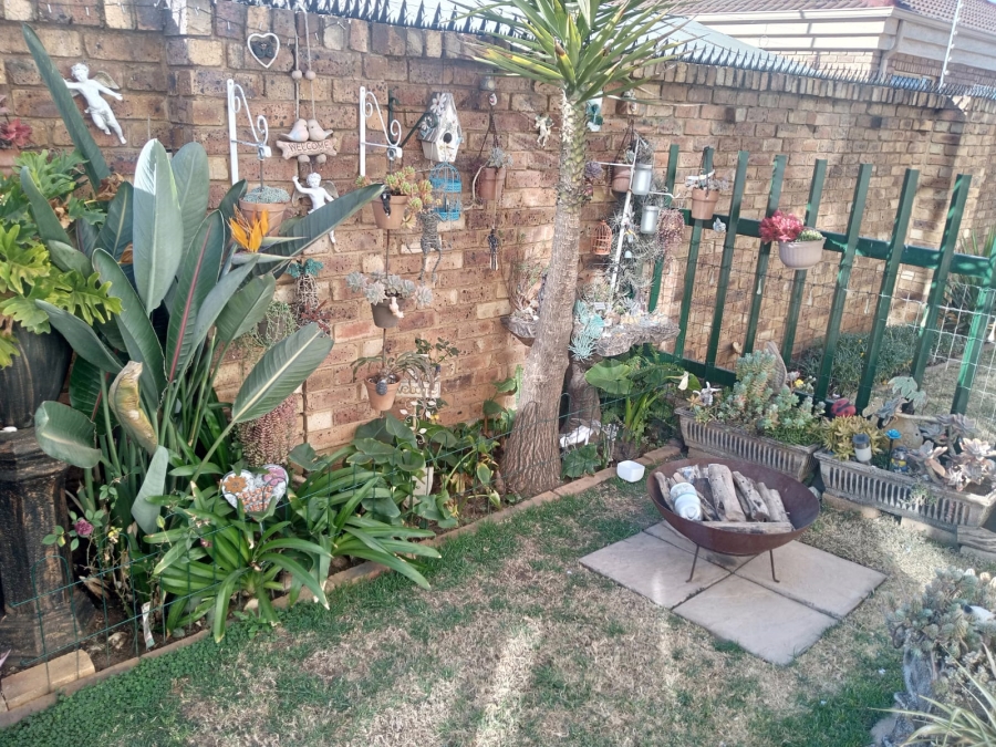 2 Bedroom Property for Sale in Ravenswood Gauteng