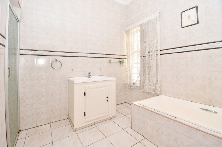 To Let 3 Bedroom Property for Rent in Emmarentia Gauteng