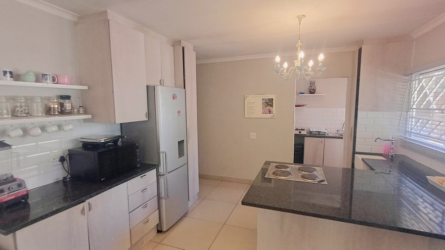 3 Bedroom Property for Sale in Die Hoewes Gauteng