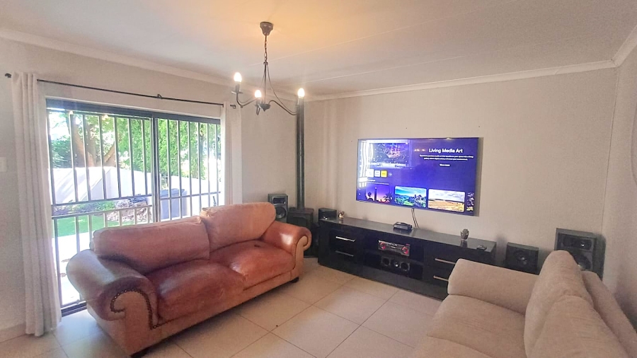 3 Bedroom Property for Sale in Die Hoewes Gauteng