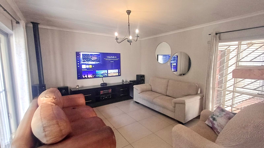3 Bedroom Property for Sale in Die Hoewes Gauteng
