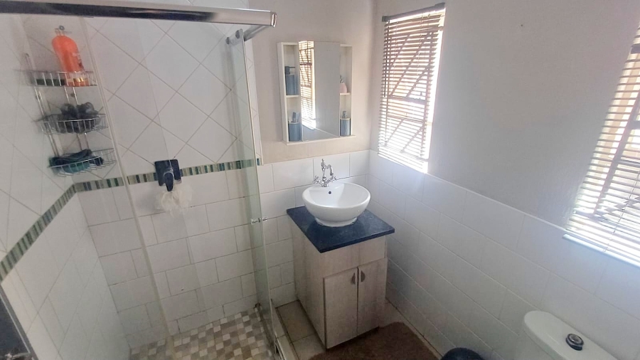 3 Bedroom Property for Sale in Die Hoewes Gauteng