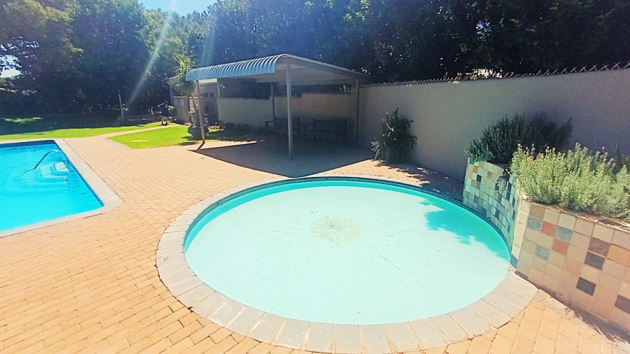 3 Bedroom Property for Sale in Die Hoewes Gauteng