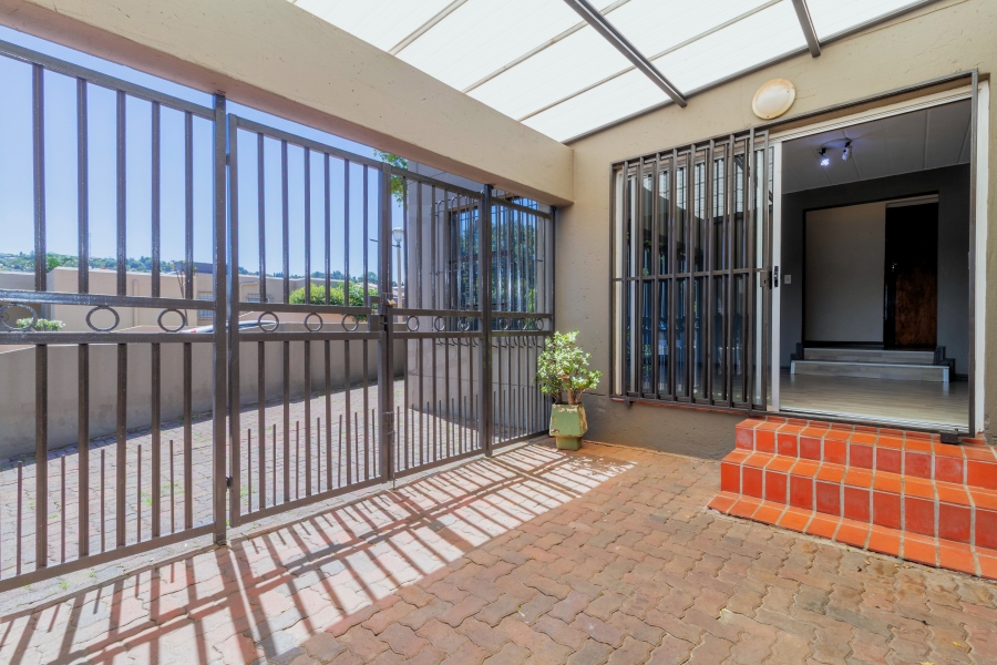 2 Bedroom Property for Sale in Roodekrans Gauteng