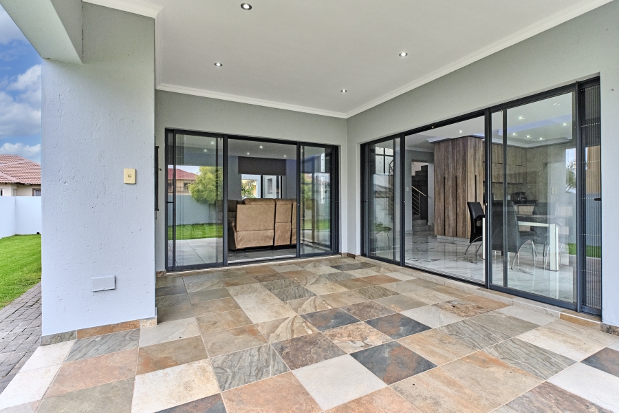 5 Bedroom Property for Sale in Greenstone Hill Gauteng