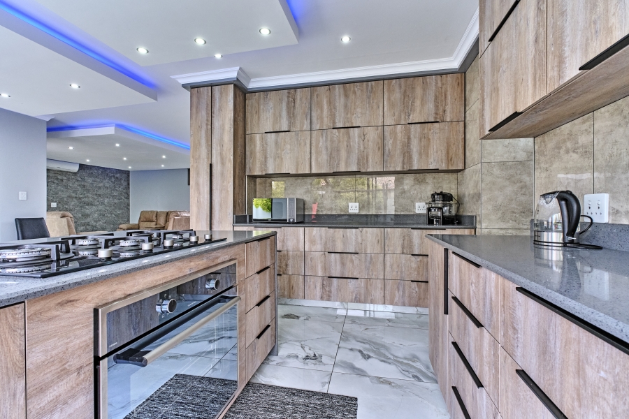 5 Bedroom Property for Sale in Greenstone Hill Gauteng