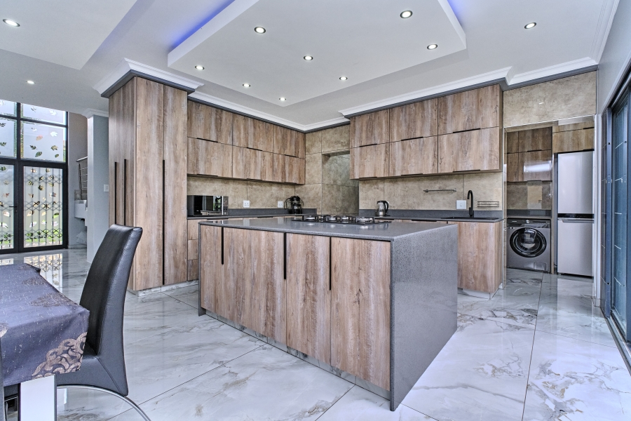 5 Bedroom Property for Sale in Greenstone Hill Gauteng