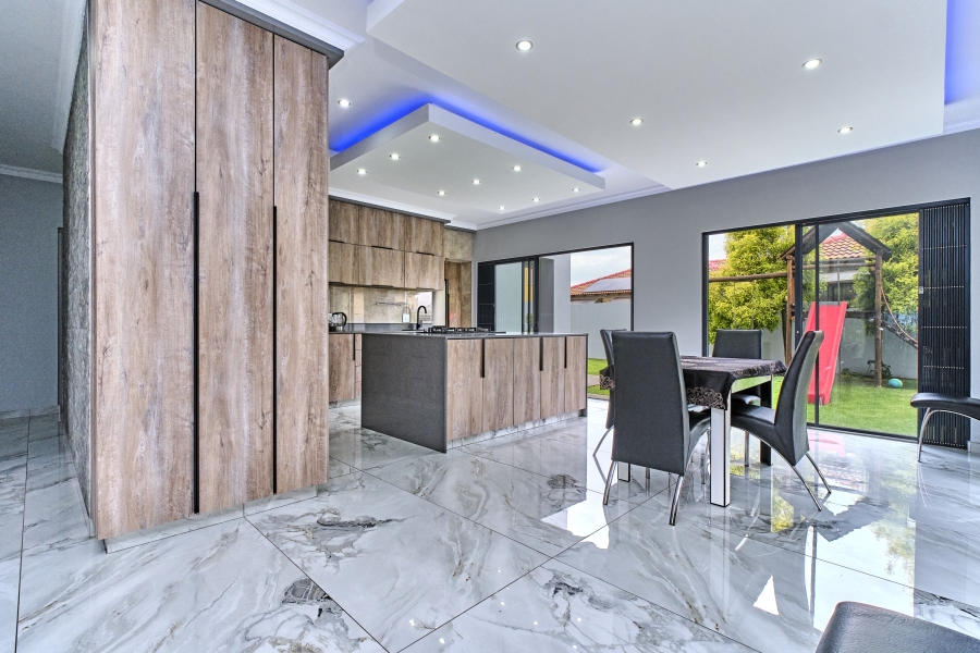 5 Bedroom Property for Sale in Greenstone Hill Gauteng