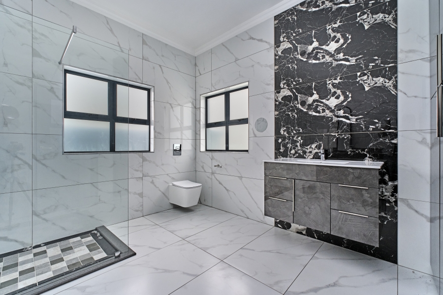 5 Bedroom Property for Sale in Greenstone Hill Gauteng