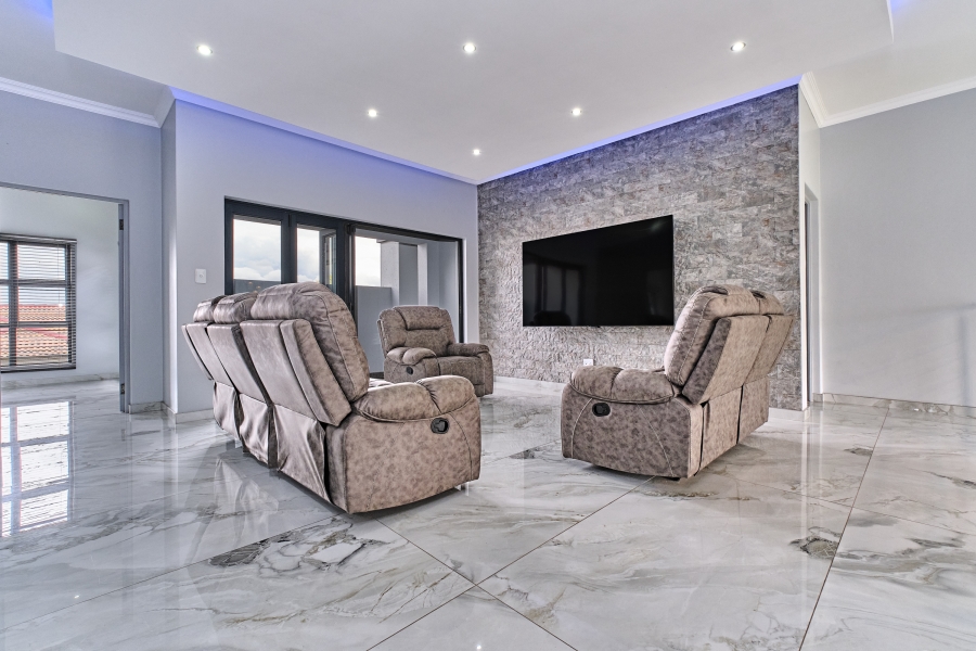 5 Bedroom Property for Sale in Greenstone Hill Gauteng